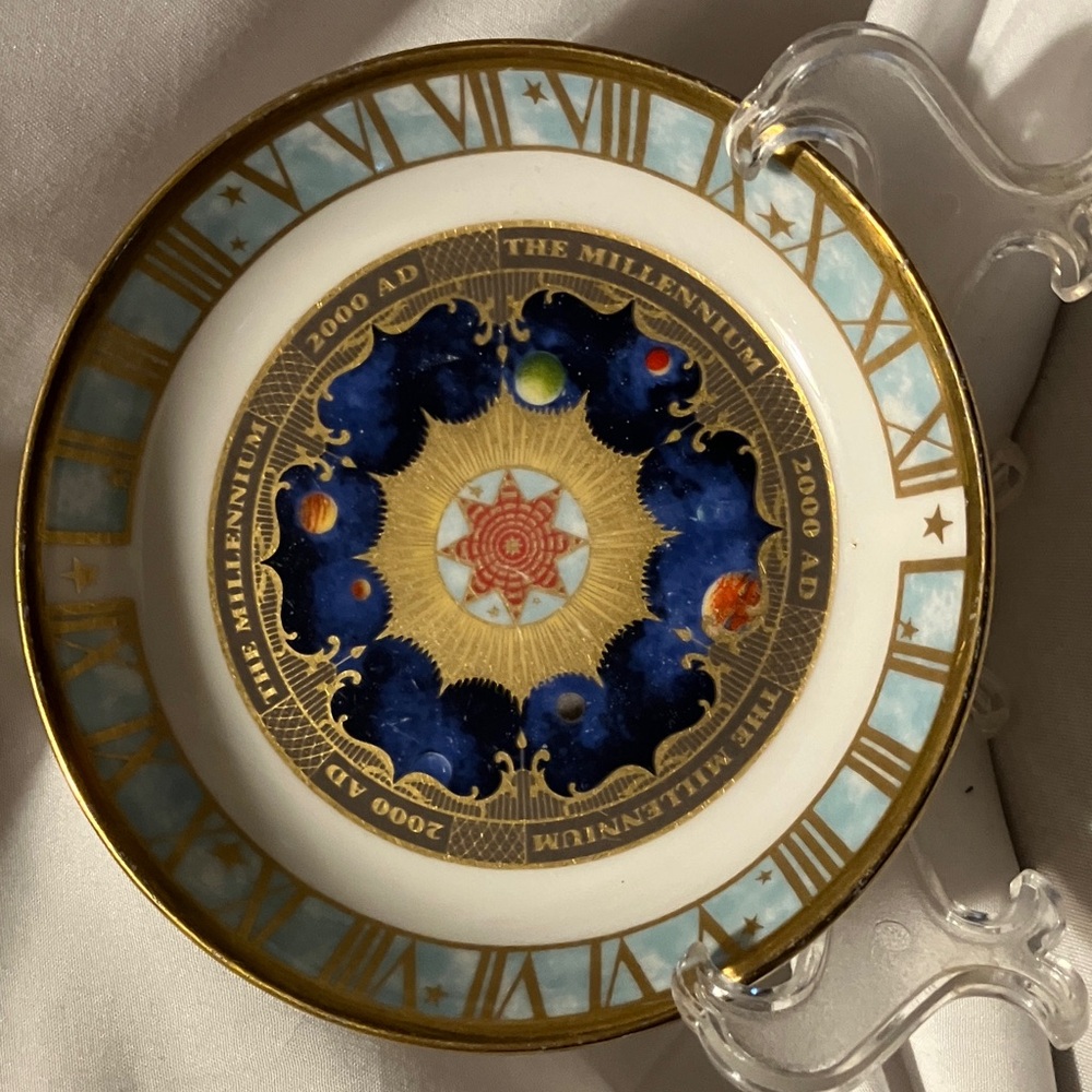 Beautiful 2000 souvenir, hand painted n designed in England  4” circle with